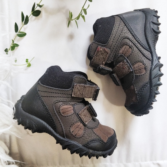 stride rite hiking boots